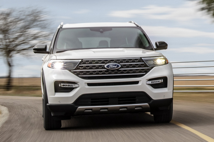 Tổng thể, kiểu dáng của xe SUV Ford Explorer King Ranch 2021 không khác biệt nhiều so với bản tiêu chuẩn. Chiếc Explorer bản đặc biệt có lưới tản nhiệt sơn xám kèm các thanh ngang, mâm hợp kim 20 inch với logo King Ranch ở trung tâm, cụm 4 ống xả mạ chrome.
