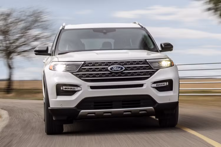 Tổng thể, kiểu dáng của xe SUV Ford Explorer King Ranch 2021 không khác biệt nhiều so với bản tiêu chuẩn. Chiếc Explorer bản đặc biệt có lưới tản nhiệt sơn xám kèm các thanh ngang, mâm hợp kim 20 inch với logo King Ranch ở trung tâm, cụm 4 ống xả mạ chrome.