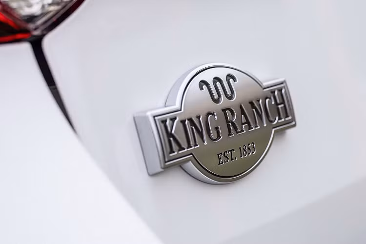 Ford Explorer King Ranch sử dụng động cơ tăng áp EcoBoost V6 3.0L, sản sinh công suất 365 mã lực và mô-men xoắn 515 Nm. Xe đi kèm hộp số tự động 10 cấp và hệ dẫn động cầu sau (hoặc dẫn động 4 bánh).