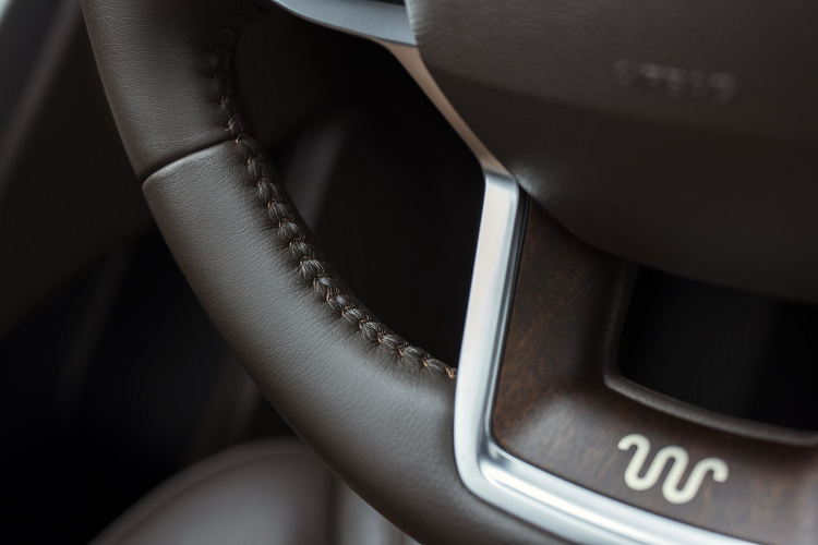 "Việc mang các vật liệu cao cấp như da, gỗ kết hợp với các chi tiết thực hiện thủ công của phiên bản King Ranch vào Explorer giúp nâng tầm mẫu SUV này. Với Explorer King Ranch 2021, chúng tôi đã mang dòng sản phẩm đặc biệt với logo dây thừng đến với nhóm khách hàng hoàn toàn mới", Giám đốc Bộ phận Vật liệu Ford Janet Seymour cho biết.