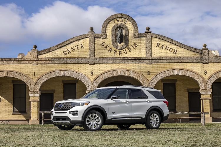 King Ranch là trang trại lớn nhất bang Texas với diện tích hơn 333.000 ha. 2021 là năm đánh dấu cột mốc 20 năm hợp tác của Ford và trang trại này với chiếc xe đầu tiên là F-150 King Ranch 2001. Sau 20 năm, King Ranch đã trải qua 5 thế hệ của F-150, 4 thế hệ F-Series Super Duty và 3 thế hệ của mẫu SUV Expedition.