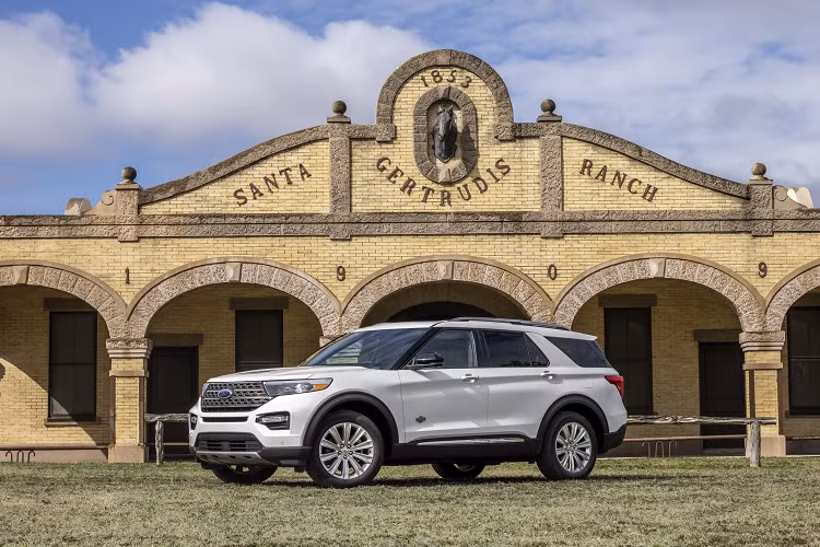 King Ranch là trang trại lớn nhất bang Texas với diện tích hơn 333.000 ha. 2021 là năm đánh dấu cột mốc 20 năm hợp tác của Ford và trang trại này với chiếc xe đầu tiên là F-150 King Ranch 2001. Sau 20 năm, King Ranch đã trải qua 5 thế hệ của F-150, 4 thế hệ F-Series Super Duty và 3 thế hệ của mẫu SUV Expedition.