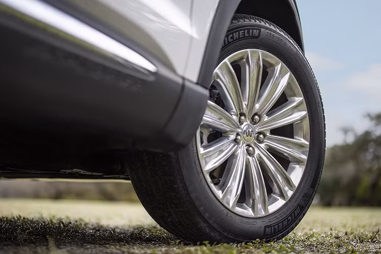 Giá xe Ford Explorer King Ranch 2021 tại thị trường Mỹ bán ra từ 52.350 USD (khoảng 1,22 tỷ đồng) cho bản dẫn động cầu sau và từ 54.350 USD (khoảng 1,25 tỷ đồng) cho bản dẫn động 4 bánh.