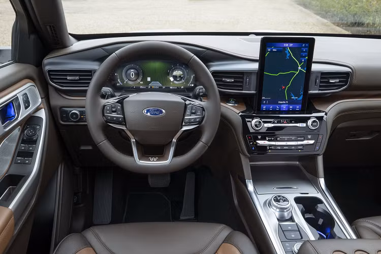 Ford Explorer King Ranch 2021 được trang bị gói an toàn Co-Pilot360 Assist + gồm các công nghệ kiểm soát hành trình thích ứng với tính năng Stop&amp;Go, hỗ trợ giữ làn, hệ thống đánh lái chủ động, nhận diện biển báo giao thông, hệ thống dẫn đường điều khiển bằng giọng nói...