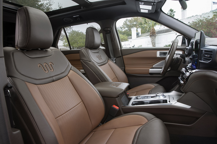 Sự đặc biệt của Explorer King Ranch nằm ở nội thất. Chiếc SUV cỡ lớn có nội thất trang nhã hơn với ghế ngồi và bệ trung tâm bọc da Mesa Del Rio được may thủ công.