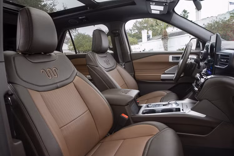 Sự đặc biệt của Explorer King Ranch nằm ở nội thất. Chiếc SUV cỡ lớn có nội thất trang nhã hơn với ghế ngồi và bệ trung tâm bọc da Mesa Del Rio được may thủ công.