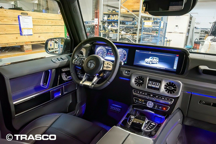 Bên cạnh đó là những trang bị đáng chú ý khác như ghế thể thao chỉnh điện, hệ thống định vị, kết nối Bluetooth, cửa sổ trời toàn cảnh Panorama, vô lăng đa chức năng và màn hình hiển thị thông tin trên kính lái.