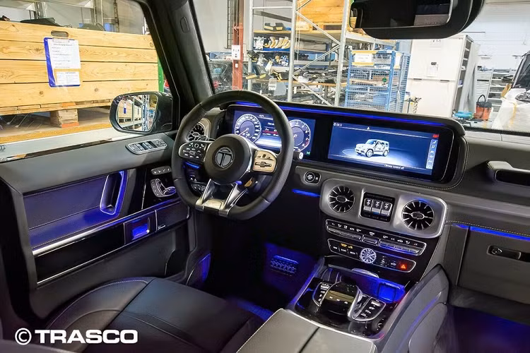 Bên cạnh đó là những trang bị đáng chú ý khác như ghế thể thao chỉnh điện, hệ thống định vị, kết nối Bluetooth, cửa sổ trời toàn cảnh Panorama, vô lăng đa chức năng và màn hình hiển thị thông tin trên kính lái.