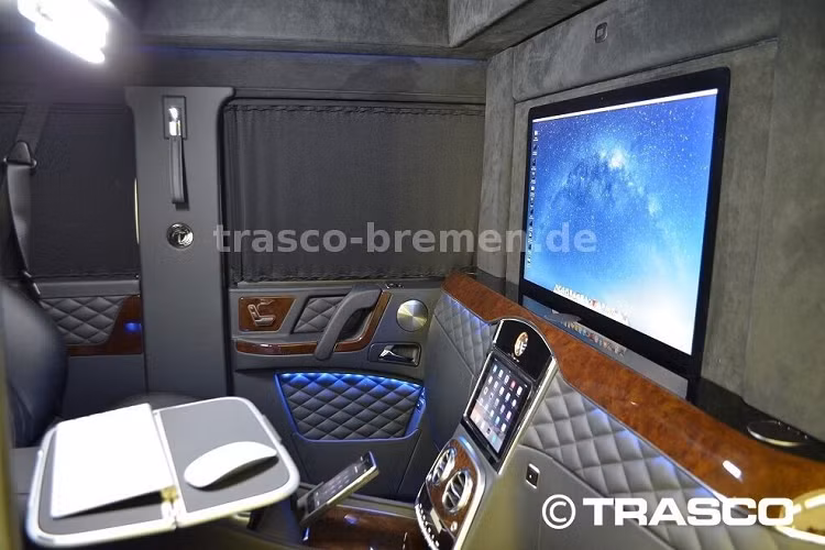 Không chỉ rộng rãi, khoang hành khách phía sau của chiếc Mercedes-AMG G63 bọc thép chống đạn còn được trang bị 2 ghế thương gia nằm độc lập với nhau. Bên cạnh đó là màn hình iMac 27 inch tích hợp trên vách ngăn, điều khiển thông qua iPad/iPhone, hệ thống âm thanh vòm Bang &amp; Olufsen với loa trầm, quầy bar nhỏ và hệ thống chỉnh điều hòa độc lập.