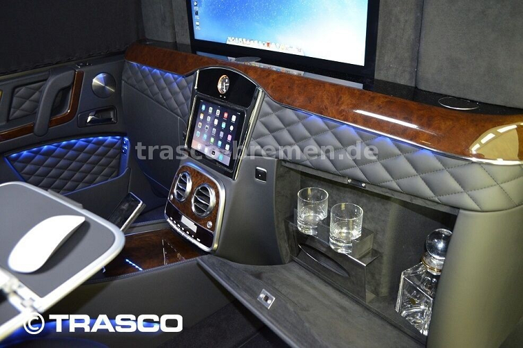 Bên ngoài, chiếc Mercedes-AMG G63 chống đạn này chẳng những dài hơn bản tiêu chuẩn mà còn được trang bị cửa sổ thứ ba bên sườn cỡ lớn hơn.