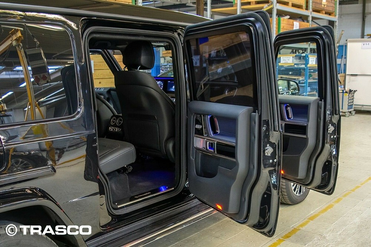 Để phù hợp với những tấm ốp thân vỏ và cửa sổ chống đạn mới, chiếc Mercedes-AMG G63 này được bổ sung hệ thống treo cải tiến cũng như lốp run-flat. Bên cạnh đó là hệ thống đèn khẩn cấp, còi hụ, hệ thống liên lạc trong xe và ắc-quy bổ sung.