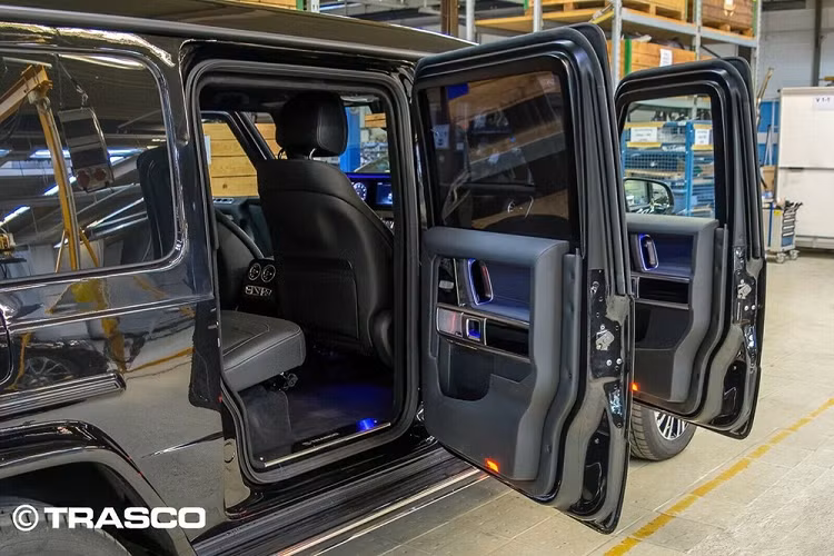 Để phù hợp với những tấm ốp thân vỏ và cửa sổ chống đạn mới, chiếc Mercedes-AMG G63 này được bổ sung hệ thống treo cải tiến cũng như lốp run-flat. Bên cạnh đó là hệ thống đèn khẩn cấp, còi hụ, hệ thống liên lạc trong xe và ắc-quy bổ sung.