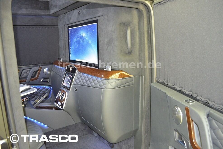 Ngoài ra, khoang hành khách của mẫu SUV bọc thép chống đạn này còn được ngăn cách với khoang lái bằng vách ngăn ở giữa theo phong cách của những chiếc limousine. Do đó, gọi chiếc Mercedes-AMG G63 này là xe limousine cũng chẳng có gì quá lời.