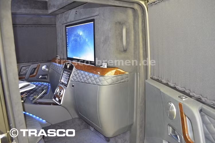 Ngoài ra, khoang hành khách của mẫu SUV bọc thép chống đạn này còn được ngăn cách với khoang lái bằng vách ngăn ở giữa theo phong cách của những chiếc limousine. Do đó, gọi chiếc Mercedes-AMG G63 này là xe limousine cũng chẳng có gì quá lời.