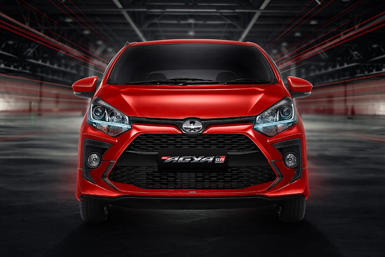 So với bản thường, mẫu xe hatchback Toyota Wigo GR Sport 2022 ở thị trường Indonesia chỉ khác biệt một chút ở thiết kế bên ngoài. Theo đó, hãng Toyota đã bổ sung ốp trang trí như 2 chiếc răng nanh màu đen trên cản trước thay vì màu đỏ như ở bản thường cho Wigo GR Sport 2022.