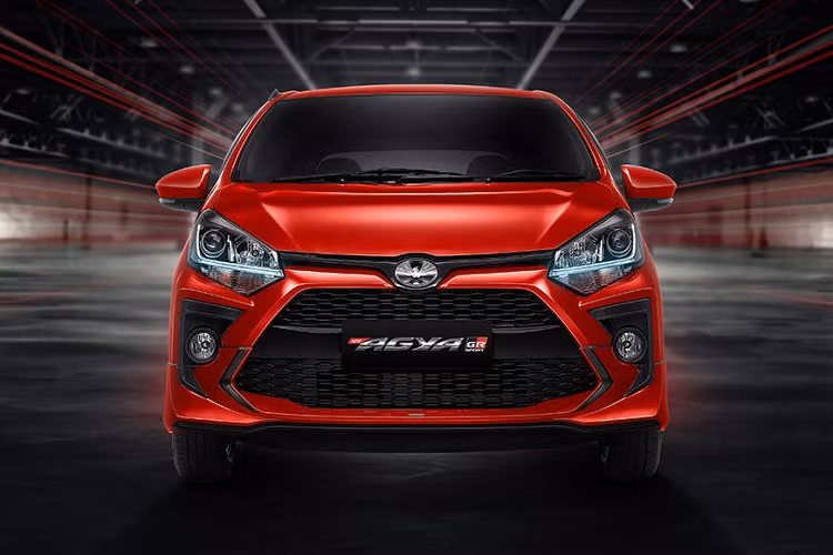 So với bản thường, mẫu xe hatchback Toyota Wigo GR Sport 2022 ở thị trường Indonesia chỉ khác biệt một chút ở thiết kế bên ngoài. Theo đó, hãng Toyota đã bổ sung ốp trang trí như 2 chiếc răng nanh màu đen trên cản trước thay vì màu đỏ như ở bản thường cho Wigo GR Sport 2022.