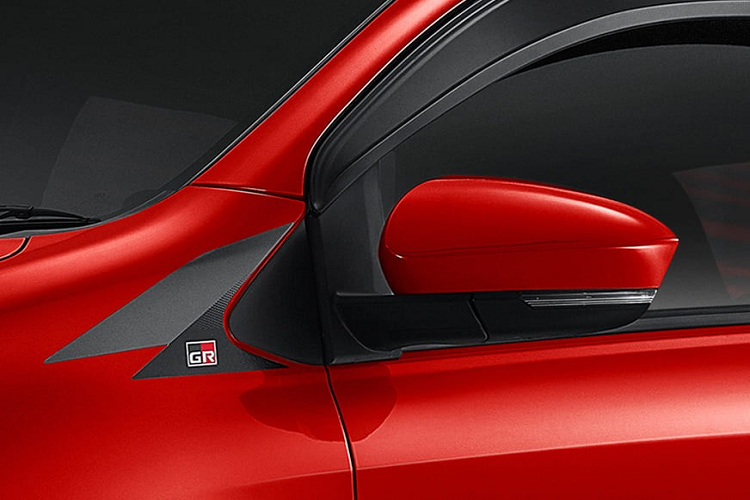 Những chi tiết còn lại của Toyota Wigo GR Sport 2022 không có gì thay đổi. Xe vẫn dùng lưới tản nhiệt lục giác với các thanh nan đan xen dạng tổ ong và vành hợp kim 14 inch với thiết kế hình cánh quạt.