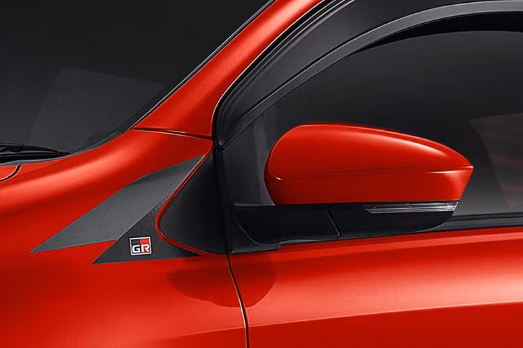 Những chi tiết còn lại của Toyota Wigo GR Sport 2022 không có gì thay đổi. Xe vẫn dùng lưới tản nhiệt lục giác với các thanh nan đan xen dạng tổ ong và vành hợp kim 14 inch với thiết kế hình cánh quạt.