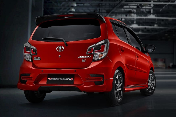Giá xe Toyota Wigo GR Sport 2022 tương ứng của 2 phiên bản này là 154,5 triệu Rupiah (khoảng 247 triệu đồng) và 170,4 triệu Rupiah (272 triệu đồng). Xe có 7 tùy chọn màu sơn là đỏ, cam, vàng, trắng, đen, bạc và xám.