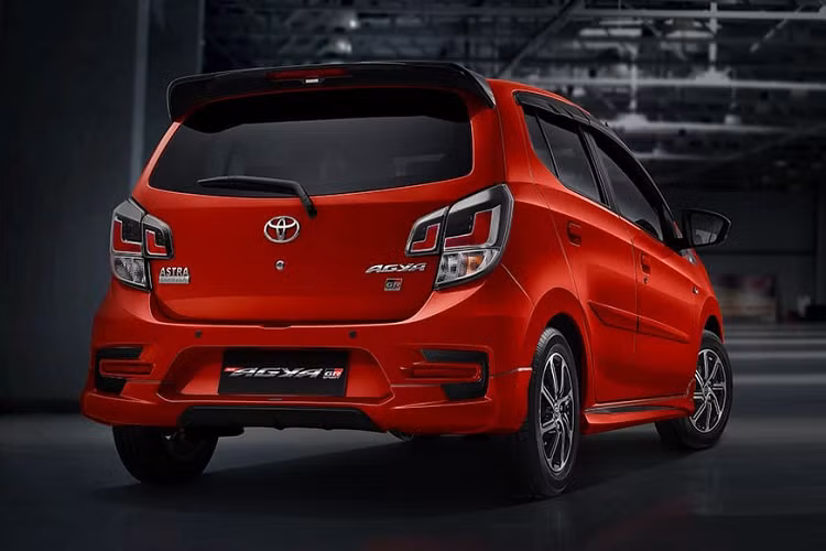 Giá xe Toyota Wigo GR Sport 2022 tương ứng của 2 phiên bản này là 154,5 triệu Rupiah (khoảng 247 triệu đồng) và 170,4 triệu Rupiah (272 triệu đồng). Xe có 7 tùy chọn màu sơn là đỏ, cam, vàng, trắng, đen, bạc và xám.