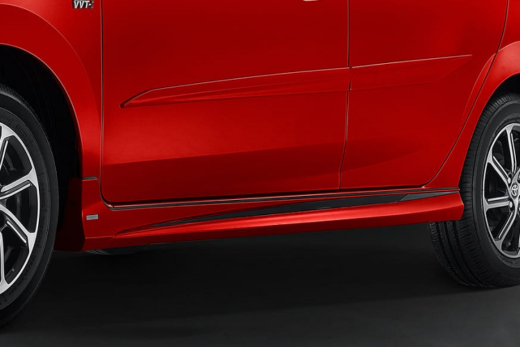 Tương tự như vậy, vè che mưa, viền cửa sổ, hốc đèn sương mù trước, viền đèn hậu của xe và cánh gió mui cũng được sơn màu đen. Ngoài ra, Toyota Wigo phiên bản GR Sport mới còn có họa tiết trang trí màu đen trên chắn bùn trước và dưới cửa. Trong khi đó, logo "GR Sport" màu đỏ - đen xuất hiện ở chắn bùn trước và trên cửa cốp sau như dấu hiệu nhận biết cho phiên bản thể thao hơn.