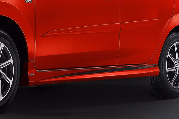 Tương tự như vậy, vè che mưa, viền cửa sổ, hốc đèn sương mù trước, viền đèn hậu của xe và cánh gió mui cũng được sơn màu đen. Ngoài ra, Toyota Wigo phiên bản GR Sport mới còn có họa tiết trang trí màu đen trên chắn bùn trước và dưới cửa. Trong khi đó, logo "GR Sport" màu đỏ - đen xuất hiện ở chắn bùn trước và trên cửa cốp sau như dấu hiệu nhận biết cho phiên bản thể thao hơn.