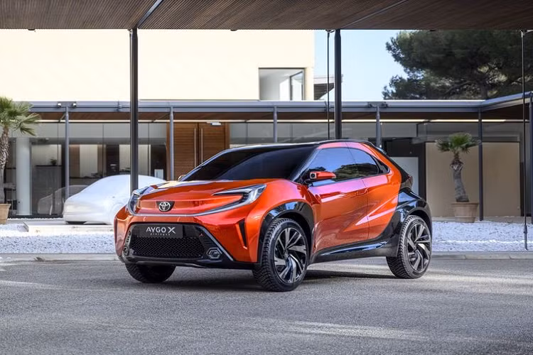 Bản concept Aygo X Prologue sở hữu thân xe cơ bắp, vòm bánh loe rộng và đường bao mái dốc. Bên cạnh đó, xe có màu sơn ngoại thất đỏ cá tính kết hợp cùng các chi tiết màu đen tương phản đầy hầm hố.