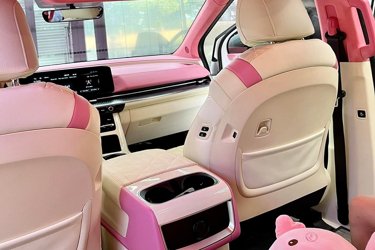 Toàn bộp nội thất chiếc xe Kia Carnival 2022 đã được chuyển sang màu trắng hồng. Ngoài ra, chủ nhân còn bổ sung thêm màn hình giải trí siêu lớn dành cho hàng ghế thứ 2, trên đầu ghế hàng thứ 2 được thêu chú ngựa Pony, nhân vật hoạt hình rất được 3 cô công chúa của chủ xe yêu thích.