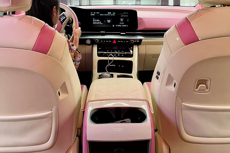 Chi phí cho lần lột xác này của chiếc xe Kia Carnival 2.2D Premium 2022 này đã tiêu tốn của chủ nhân số tiền gần 300 triệu đồng. Trong khi đó, chi phí bỏ ra sở hữu xe Kia Carnival 2.2D Premium 2022 được người vợ tiết lộ khoảng 1,5 tỷ đồng.