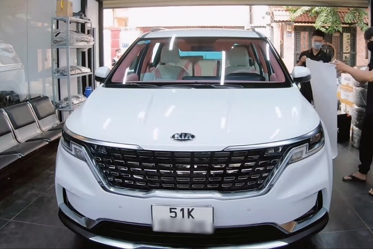 Gần đây nhất, vợ chồng được mệnh danh chịu chơi nhất quận 7 đã bỏ ra số tiền khoảng 1,8 tỷ đồng để sở hữu chiếc xe Kia Carnival 2022 mới được xem như là hàng độc nhất Việt Nam. Lý do là trong số tiền đầu tư vào xe, có khoảng 300 triệu đồng được chủ nhân bỏ ra để độ nội thất cho xe theo ý thích của 3 cô con gái rượu.