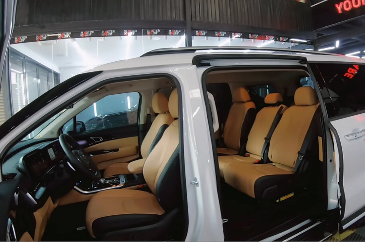 Thông tin gây sốc nhất là việc người này tiết lộ đã bán xe Volvo để chuyển sang mua Kia Carnival 2022 chỉ vì thích xe có 8 chỗ ngồi. Cụ thể, vợ chồng ca sĩ Di Băng cho biết đã bán đi 1 chiếc xe Volvo 7 chỗ vì không đủ không gian cho gia đình để sử dụng nên chuyển sang mẫu xe MPV hạng sang Kia Carnival 2022 bản 8 chỗ ngồi. 