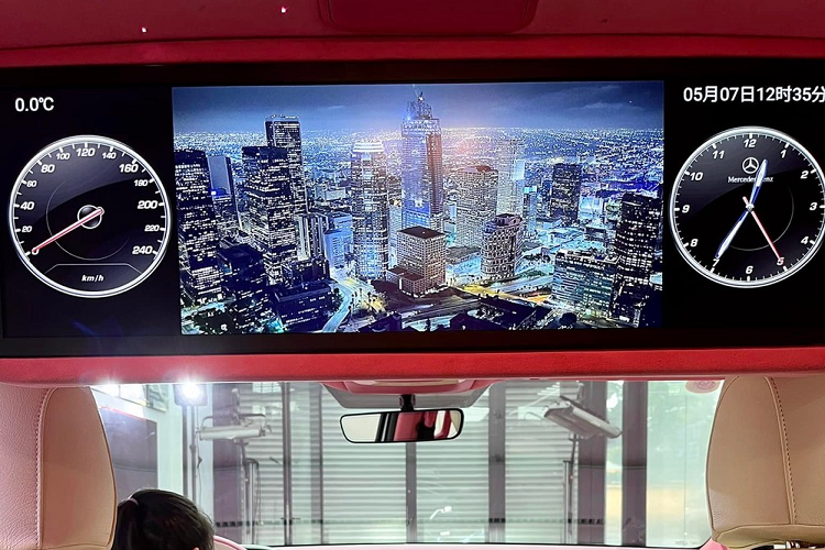 Cuối cùng là chi tiết trần xe đầy sao và bọc da màu hồng lấy ý tưởng từ các mẫu xe Rolls-Royce, trước đó chiếc xe SUV hạng sang Mercedes-AMG G63 Edition One của vợ chồng nhà này cũng đã được độ từ trong ra ngoài với điểm nhấn là khoang lái màu cam và trần xe đầy sao, có thể đổi màu. Ở ngoại hình chiếc xe Kia Carnival 2022 của Di Băng còn được trang trí với 2 bên sườn với đề-can hình ảnh chú ngựa Pony.