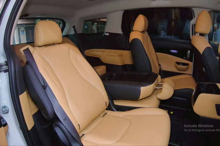 Khi được hỏi vì sao không tậu bản cao nhất của Kia Carnival 2022, Di Băng cho biết không thích 7 chỗ, thậm chí còn hỏi đại lý có xe 9 chỗ ngồi cho thoải mái hay không và quyết định bán xe Volvo 7 chỗ của mình để mua xe MPV hạng sang Kia Carnival 2022 phiên bản 2.2D Premium 8 ghế. Không chỉ thế, cô còn làm mới toàn bộ nội thất bên trong xe cùng với việc trang bị rất nhiều đồ chơi để phục vụ gia đình.