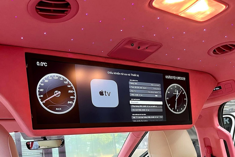 Thay vì tông màu vàng cát và đen của xe nguyên bản, chủ nhân đã chọn màu trắng và hồng cho khoang lái xe Kia Carnival 2022 mới mua. Được biết lý do đổi nội thất là vì các công chúa nhỏ ở nhà quá yêu thích màu hồng nên vợ chồng này đã quyết tâm lột bỏ toàn bộ da cũng như các chi tiết nhựa theo xe để thay mới.