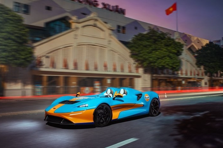 Khác với suy nghĩ của nhiều người, chiếc xe McLaren Elva tại Việt Nam là 1 trong 2 xe được tạo ra để trưng bày nên sẽ không có động cơ cũng như hệ thống điện. Điểm khác biệt của 2 xe này chính là chiếc McLaren Elva về dải đất hình chữ S có màu sơn Gulf Theme MSO nên khi lên ảnh sẽ đẹp mắt hơn.