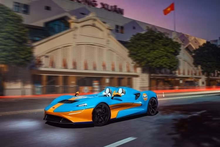 Khác với suy nghĩ của nhiều người, chiếc xe McLaren Elva tại Việt Nam là 1 trong 2 xe được tạo ra để trưng bày nên sẽ không có động cơ cũng như hệ thống điện. Điểm khác biệt của 2 xe này chính là chiếc McLaren Elva về dải đất hình chữ S có màu sơn Gulf Theme MSO nên khi lên ảnh sẽ đẹp mắt hơn.