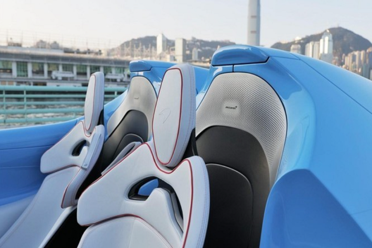 Một thú vị về những hình ảnh McLaren Elva do đơn vị đưa xe về nước chia sẻ cho thấy, chiếc McLaren Elva được chụp ảnh trên 1 số con đường ở Hà Nội còn có cả hệ thống đèn pha và đèn hậu LED rất đẹp mắt nhưng đây có thể là 1 thủ thuật của chỉnh sửa ảnh, đơn giản vì xe không có hệ thống điện.