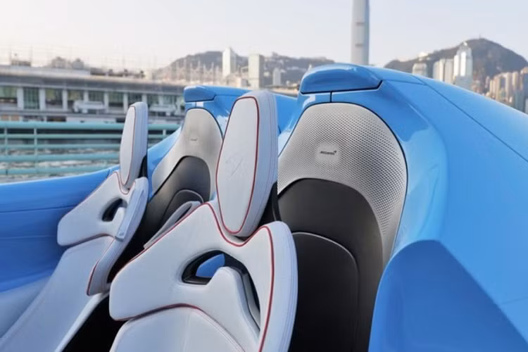 Một thú vị về những hình ảnh McLaren Elva do đơn vị đưa xe về nước chia sẻ cho thấy, chiếc McLaren Elva được chụp ảnh trên 1 số con đường ở Hà Nội còn có cả hệ thống đèn pha và đèn hậu LED rất đẹp mắt nhưng đây có thể là 1 thủ thuật của chỉnh sửa ảnh, đơn giản vì xe không có hệ thống điện.