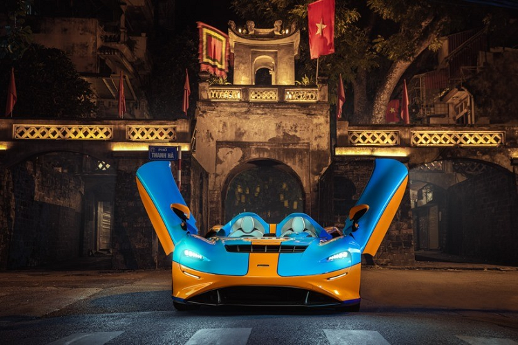 Sau khoảng 1 tuần lộ ảnh nằm trên xe cứu hộ và được trùm bạt xuất hiện tại 1 trong những thánh địa siêu xe nổi tiếng ở Hà Nội, chiếc xe hypercar McLaren Elva không mui đã được đơn vị mang về nước chia sẻ những hình ảnh khá long lanh khi xe xuất hiện trên các con đường ở Thủ Đô.