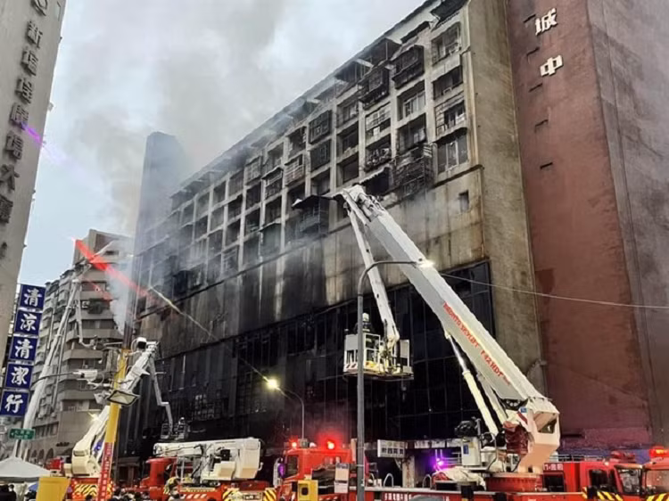 Chay chung cu kinh hoang o Dai Loan, 46 nguoi thiet mang-Hinh-2