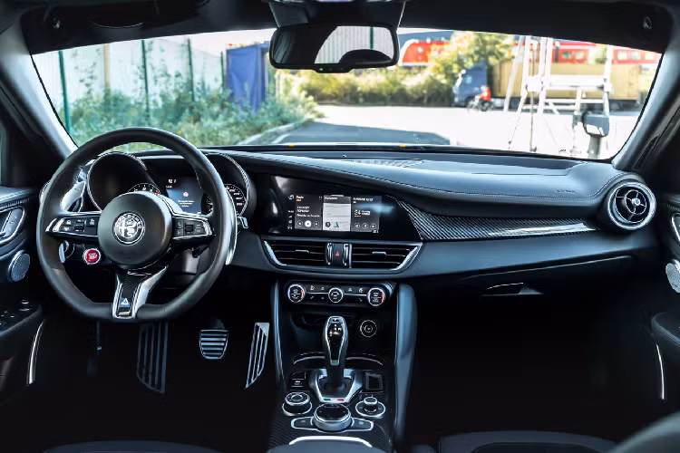 Kết hợp ăn ý với diện mạo thể thao của mẫu xe chính là hệ thống lò xo Manhart H&amp;R, giúp hạ thấp chiều cao tổng thể của xe thêm khoảng 40 mm. Hệ thống lò xo này đã giúp xe trở nên đẹp hơn đáng kể so với nguyên bản. Diện mạo của xe cũng được cải thiện với những chi tiết decal màu vàng nổi bật. Nắp capo cũng như nóc xe được dán hai đường sọc màu xám với viền vàng, các chi tiết ở cản trước và cản sau cũng được dán với decal viền vàng làm nổi bật những đường nét thiết kế của phiên bản.