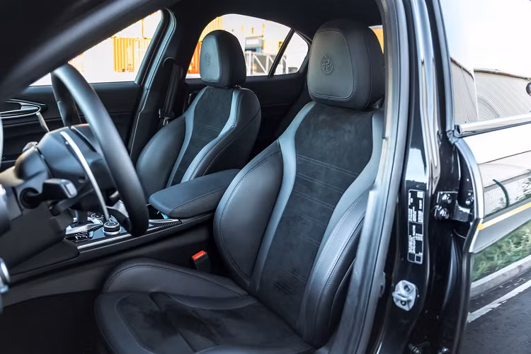 Thương hiệu Manhart Performance quyết định giữ nguyên hệ thống phanh và các chi tiết trong khoang nội thất. Tuy nhiên, hãng độ vẫn có thể “chiều lòng” khách hàng khi có yêu cầu tinh chỉnh, nâng cấp các chi tiết này. Hiện tại, thương hiệu vẫn chưa tiết lộ mức giá mà khách hàng phải trả để có thể có được gói độ cho chiếc xe của mình nhưng trên hết, phiên bản độ này mới chỉ là một sự khởi đầu.