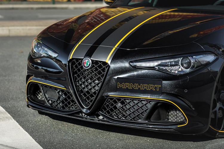 Kết hợp với những chi tiết này chính là ống xả bằng thép không gỉ Manhart với điều khiển van đóng mở tiện lợi cùng bốn ống xả carbon 100 mm, từ đây tạo mức công suất ấn tượng lên tới 653 mã lực và mô-men xoắn 790 Nm. Kết hợp với mức công suất đầu ra 653 mã lực chính là hộp số tự động 8 cấp của Giulia đã được tinh chỉnh nhằm thích ứng với những nâng cấp về động cơ. So với Giulia Quadrifoglio nguyên bản, bản độ này mạnh hơn tới khoảng 143 mã lực, đem lại trải nghiệm thể thao hơn cho khách hàng sử dụng xe.