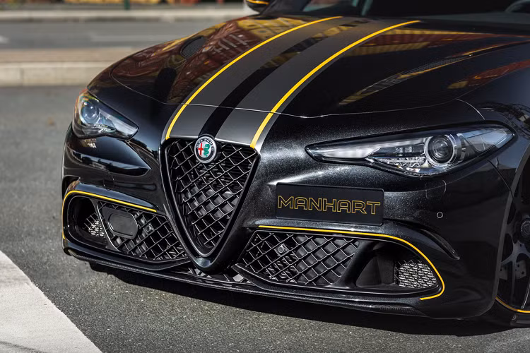 Kết hợp với những chi tiết này chính là ống xả bằng thép không gỉ Manhart với điều khiển van đóng mở tiện lợi cùng bốn ống xả carbon 100 mm, từ đây tạo mức công suất ấn tượng lên tới 653 mã lực và mô-men xoắn 790 Nm. Kết hợp với mức công suất đầu ra 653 mã lực chính là hộp số tự động 8 cấp của Giulia đã được tinh chỉnh nhằm thích ứng với những nâng cấp về động cơ. So với Giulia Quadrifoglio nguyên bản, bản độ này mạnh hơn tới khoảng 143 mã lực, đem lại trải nghiệm thể thao hơn cho khách hàng sử dụng xe.