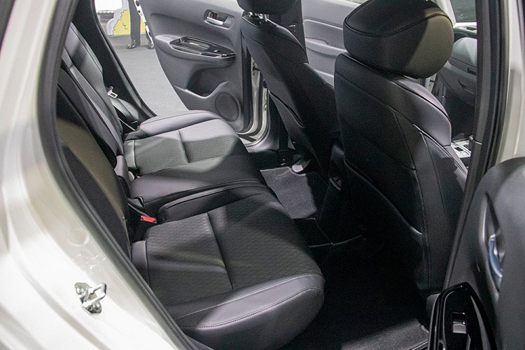 Bên trong Honda Jazz 2021 là không gian nội thất có thiết kế khá đơn giản và giống xe điện. Xe được vô lăng 2 chấu, bảng đồng hồ kỹ thuật số toàn phần, mặt táp-lô bọc bằng chất liệu mềm mại và màn hình thông tin giải trí dạng cảm ứng với kích thước 9 inch, hỗ trợ Apple CarPlay cũng như Android Auto.
