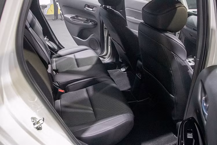 Bên trong Honda Jazz 2021 là không gian nội thất có thiết kế khá đơn giản và giống xe điện. Xe được vô lăng 2 chấu, bảng đồng hồ kỹ thuật số toàn phần, mặt táp-lô bọc bằng chất liệu mềm mại và màn hình thông tin giải trí dạng cảm ứng với kích thước 9 inch, hỗ trợ Apple CarPlay cũng như Android Auto.