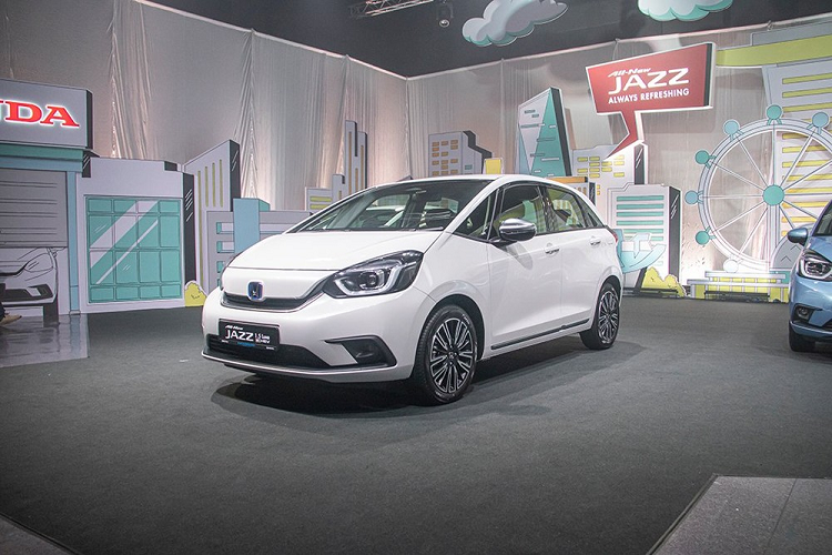 Tại thị trường Singapore, giá xe Honda Jazz 2021 sẽ dao động từ 95.999 - 100.999 SGD (khoảng 1,66 - 1,75 tỷ đồng). Sở dĩ xe đắt như vậy là vì thuế ô tô tại Singapore rất cao. Hiện Jazz đã hông còn xuất hiện trên danh mục sản phẩm của Honda Việt Nam nữa.