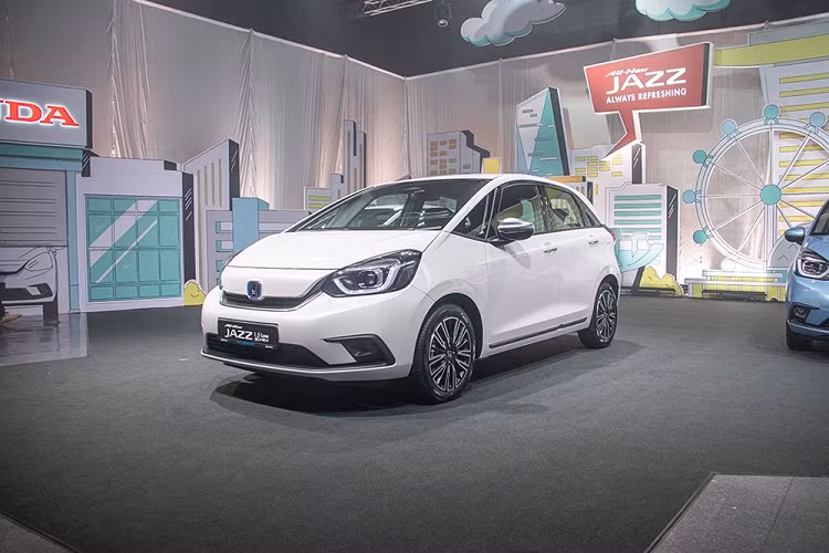 Tại thị trường Singapore, giá xe Honda Jazz 2021 sẽ dao động từ 95.999 - 100.999 SGD (khoảng 1,66 - 1,75 tỷ đồng). Sở dĩ xe đắt như vậy là vì thuế ô tô tại Singapore rất cao. Hiện Jazz đã hông còn xuất hiện trên danh mục sản phẩm của Honda Việt Nam nữa.