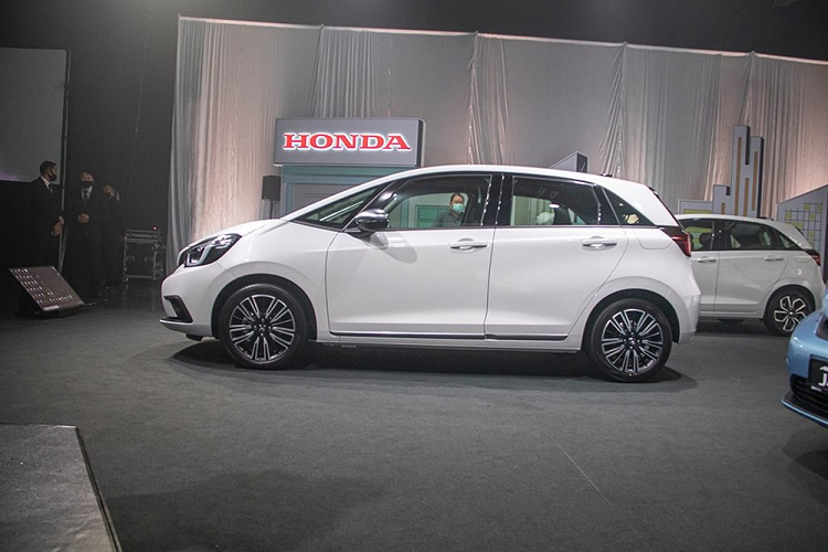 Chưa hết, mẫu xe hatchback hạng B này còn giữ lại ghế Ultra Seat tiện dụng nổi tiếng của hãng Honda. Ghế này có thể gập phẳng xuống sàn hoặc gập lên. Nếu ghế sau không gập xuống, Honda Jazz 2021 có thể tích khoang hành lý chỉ 298 lít. Con số tương ứng khi ghế sau gập xuống là 1.203 lít. Một điểm nhấn nữa không thể bỏ qua của Jazz 2021 tại Singapore chính là gói an toàn Honda Sensing, bao gồm phanh giảm thiểu va chạm với khả năng phát hiện người đi bộ vào buổi tối ngay cả khi không có đèn đường.