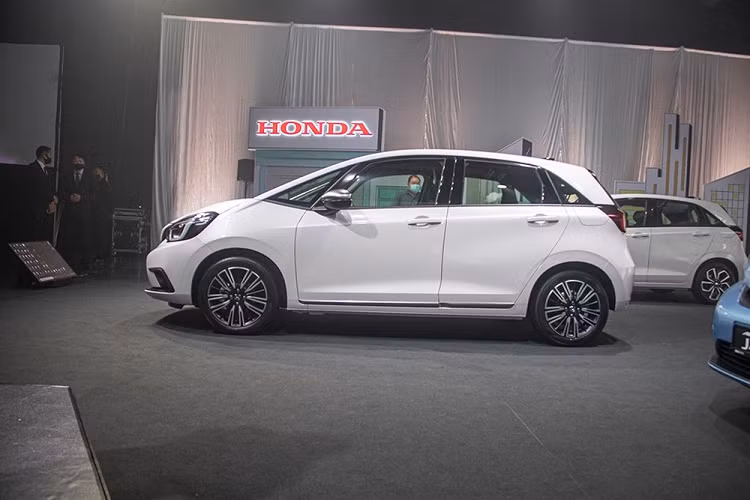 Chưa hết, mẫu xe hatchback hạng B này còn giữ lại ghế Ultra Seat tiện dụng nổi tiếng của hãng Honda. Ghế này có thể gập phẳng xuống sàn hoặc gập lên. Nếu ghế sau không gập xuống, Honda Jazz 2021 có thể tích khoang hành lý chỉ 298 lít. Con số tương ứng khi ghế sau gập xuống là 1.203 lít. Một điểm nhấn nữa không thể bỏ qua của Jazz 2021 tại Singapore chính là gói an toàn Honda Sensing, bao gồm phanh giảm thiểu va chạm với khả năng phát hiện người đi bộ vào buổi tối ngay cả khi không có đèn đường.